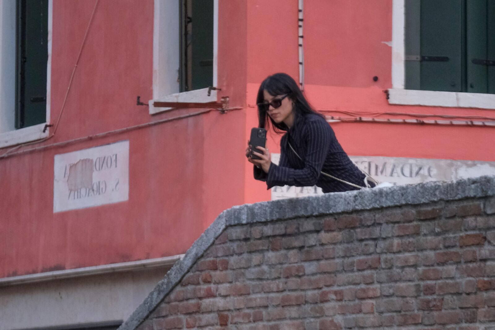 Jenna Ortega rockt im August in Venedig ein schwarzes Nadelstreifenkleid