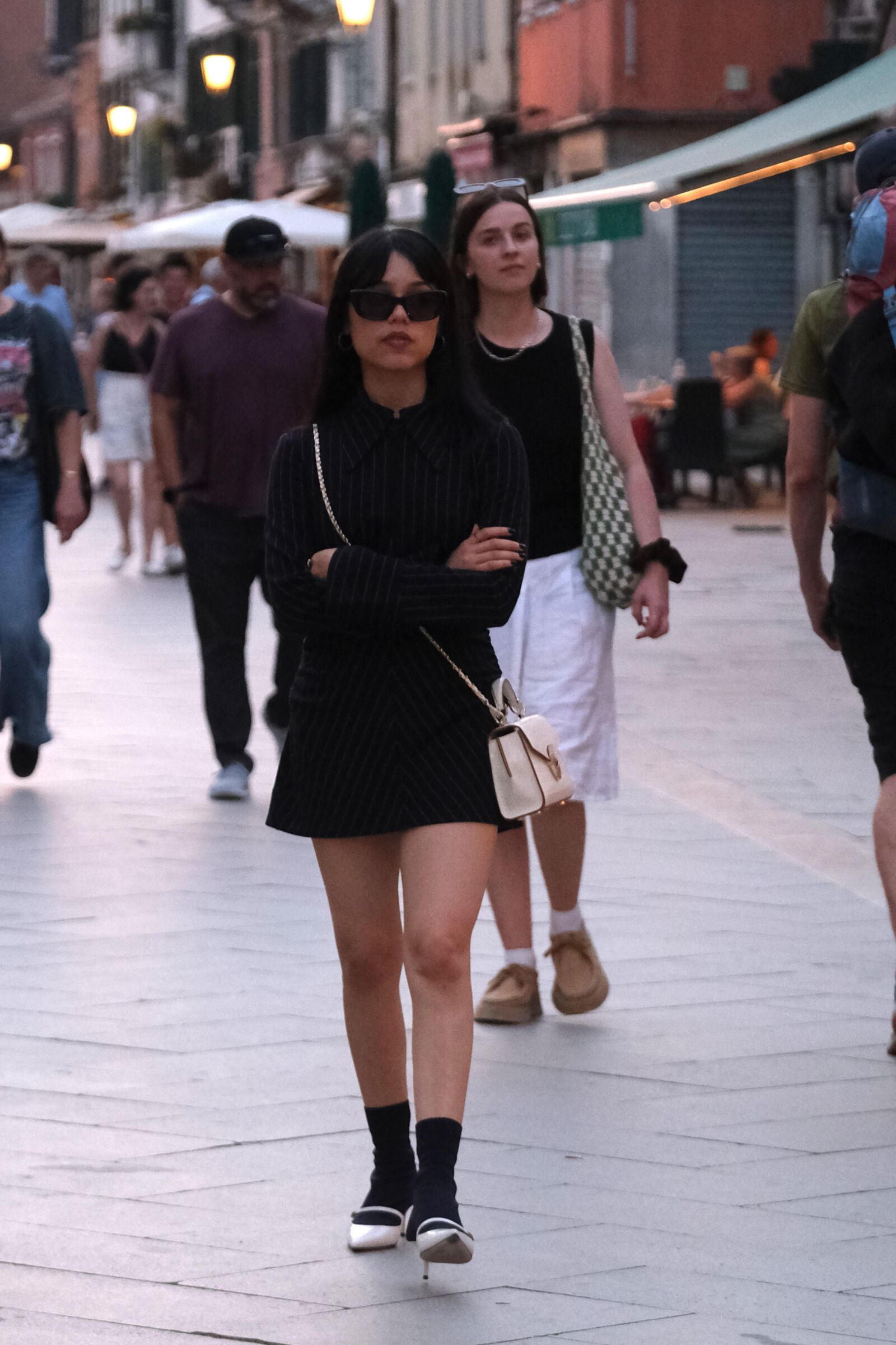 Jenna Ortega rockt im August in Venedig ein schwarzes Nadelstreifenkleid