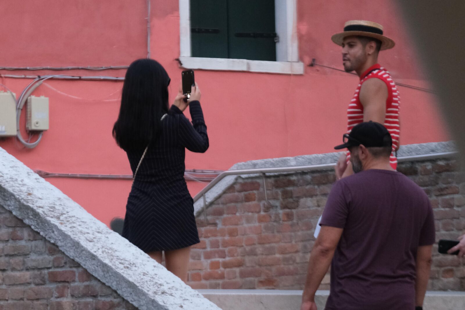 Jenna Ortega rockt im August in Venedig ein schwarzes Nadelstreifenkleid