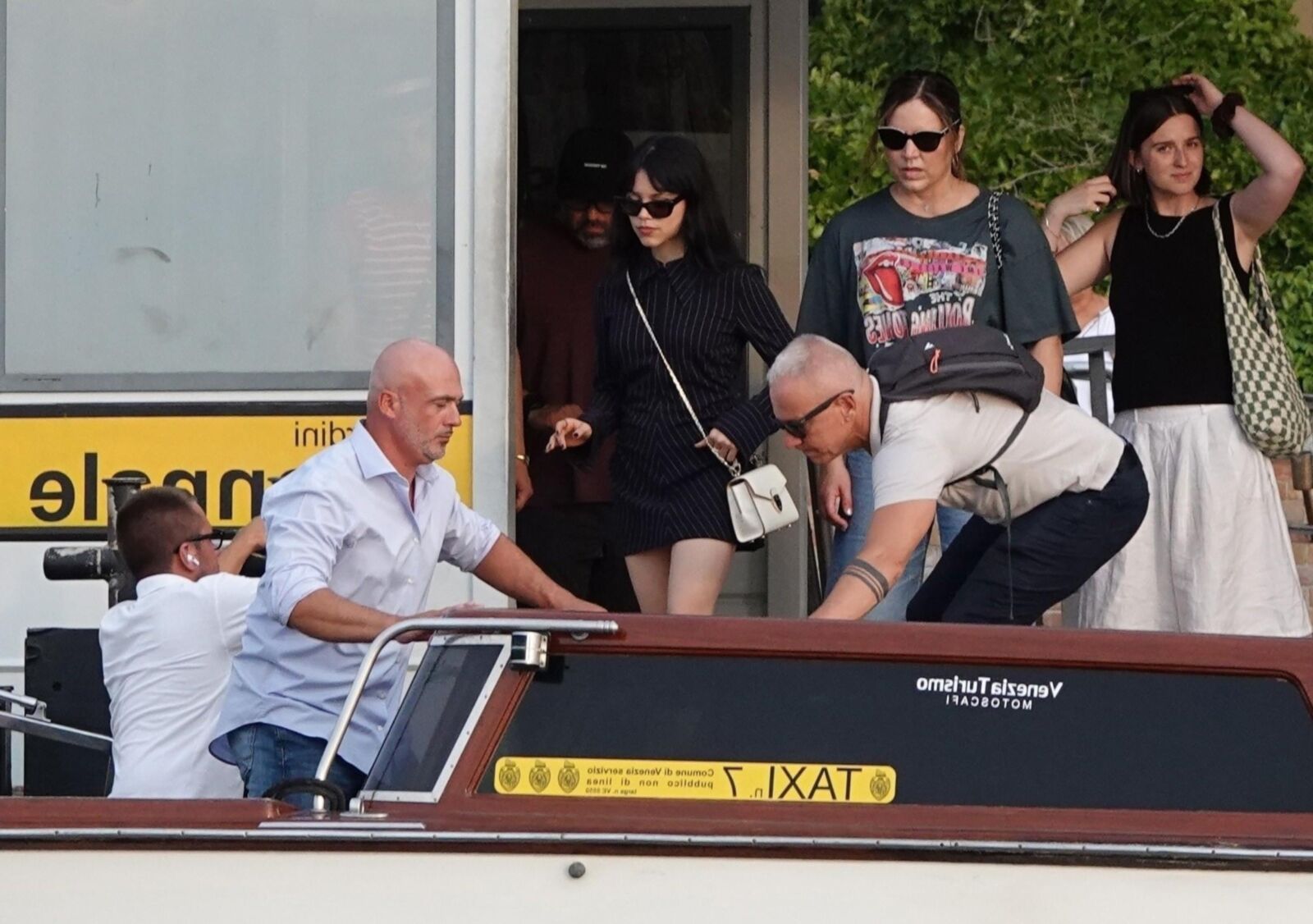 Jenna Ortega rockt im August in Venedig ein schwarzes Nadelstreifenkleid