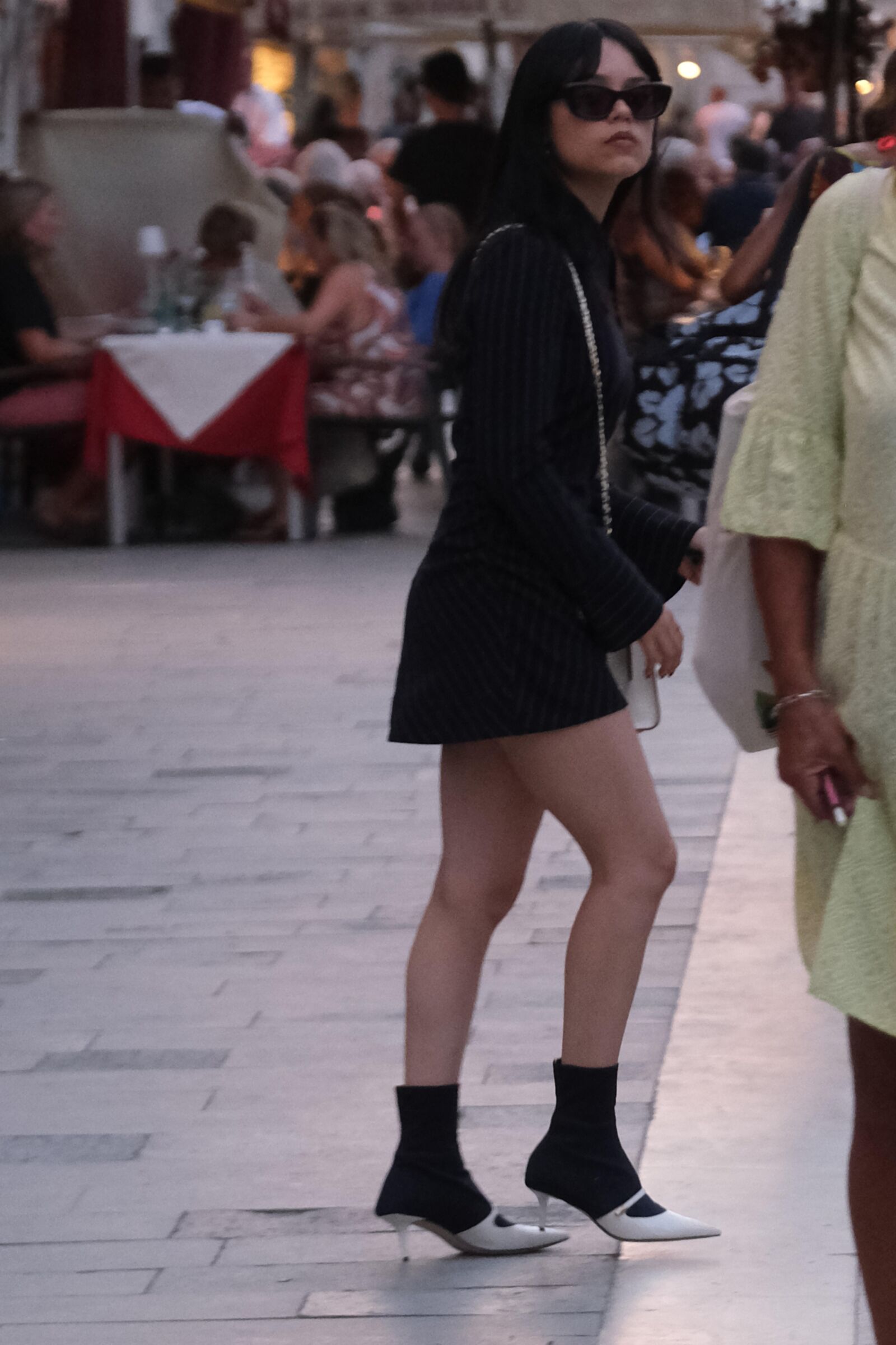 Jenna Ortega rockt im August in Venedig ein schwarzes Nadelstreifenkleid