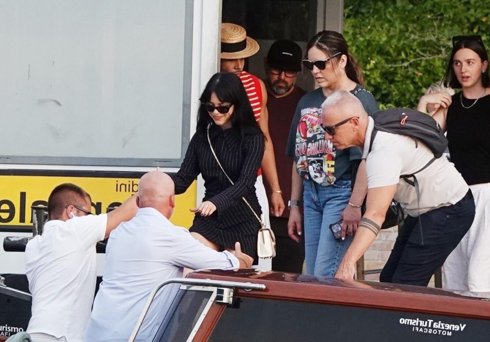 Jenna Ortega rockt im August in Venedig ein schwarzes Nadelstreifenkleid