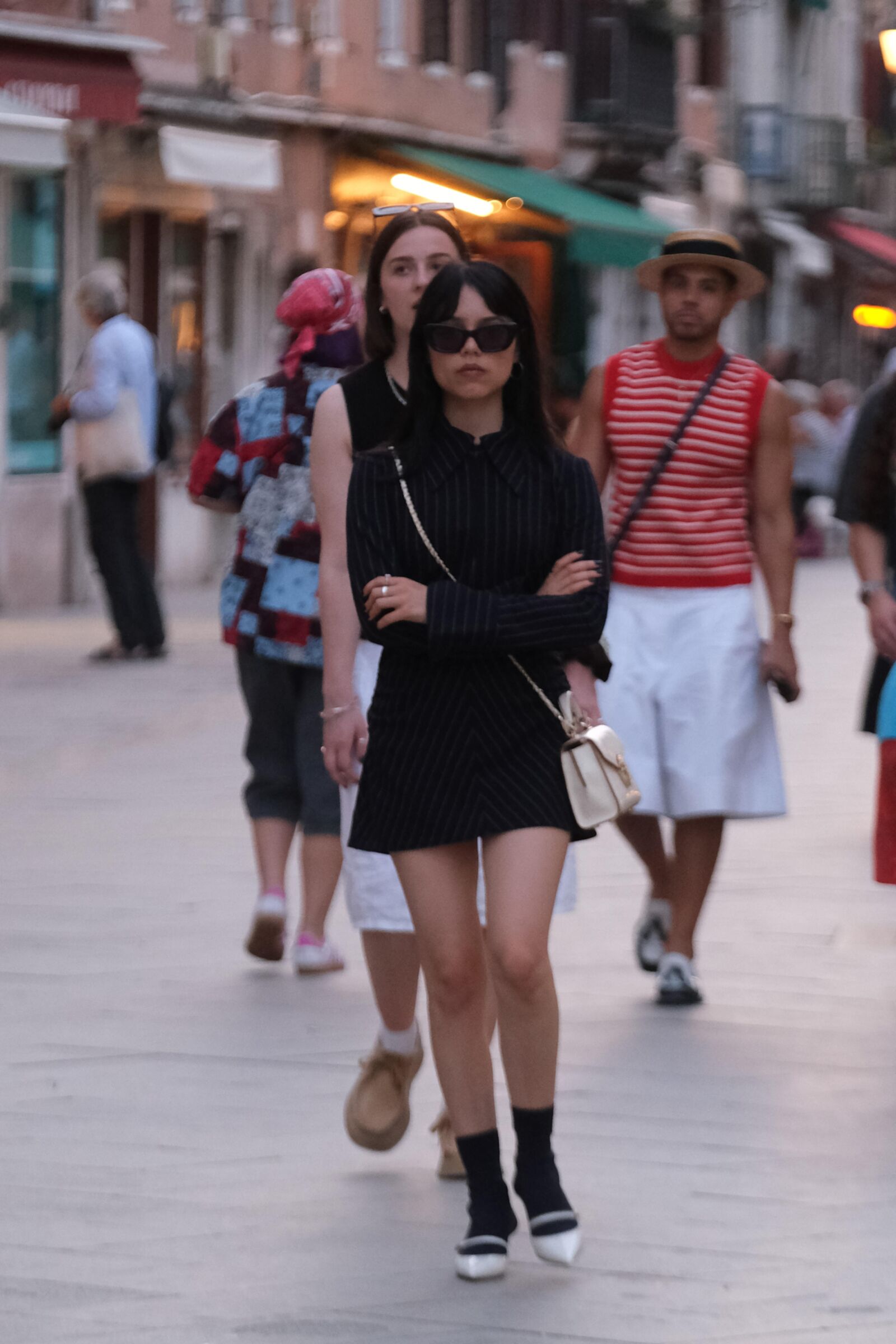 Jenna Ortega rockt im August in Venedig ein schwarzes Nadelstreifenkleid