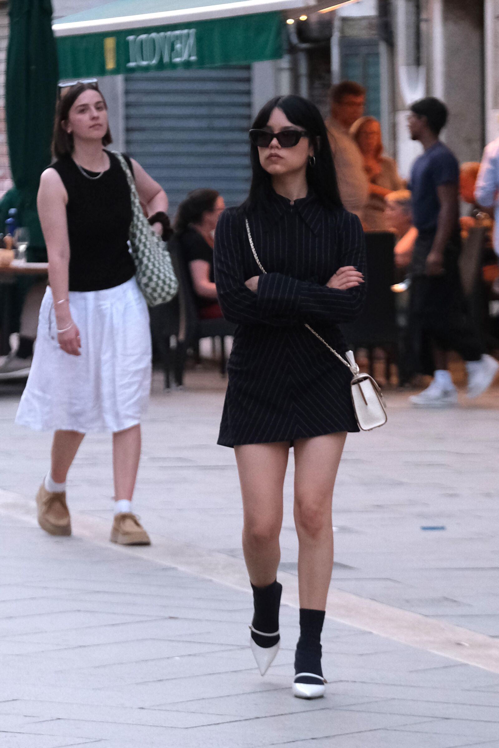 Jenna Ortega rockt im August in Venedig ein schwarzes Nadelstreifenkleid