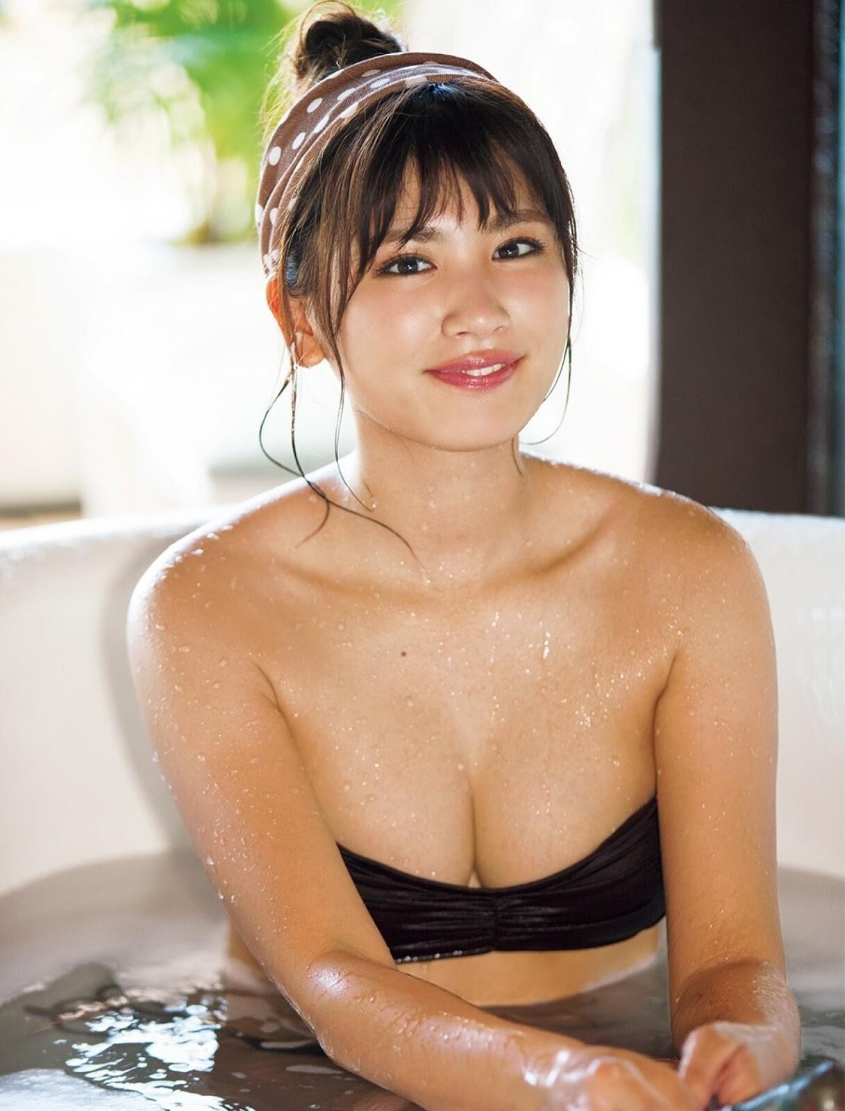 Ikumi Hisamatsu, idole de gravure aux gros seins