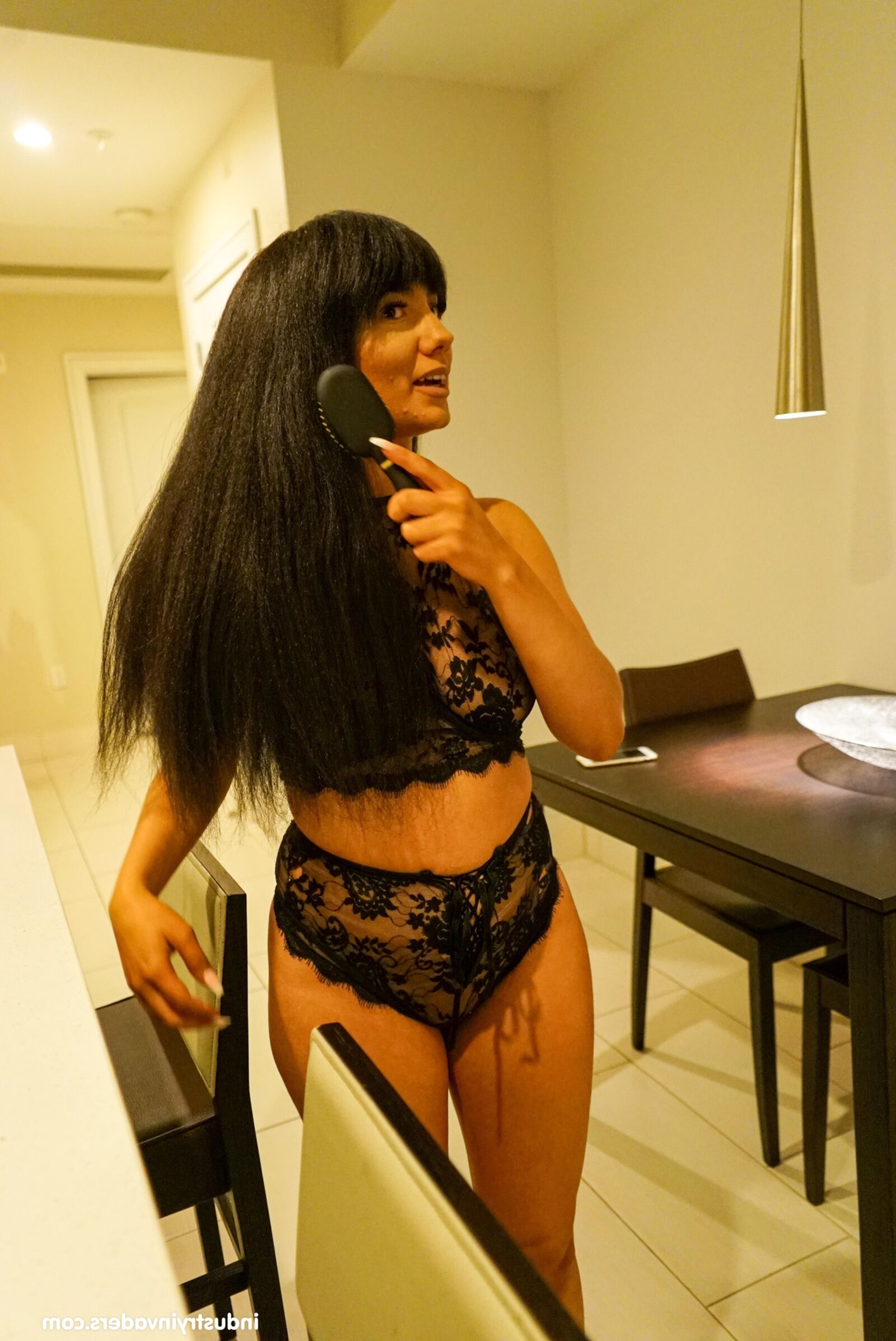 Mila Dutch Amsterdam girl chupa um grande pénis preto