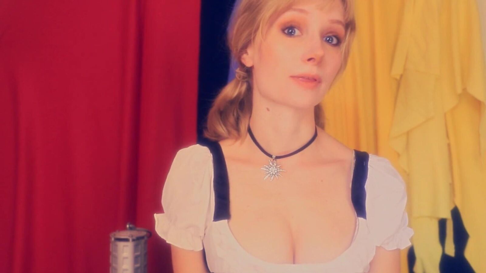 Blue Whisper ASMR ¡Pálida, rubia fresa y cuerpo irreal!