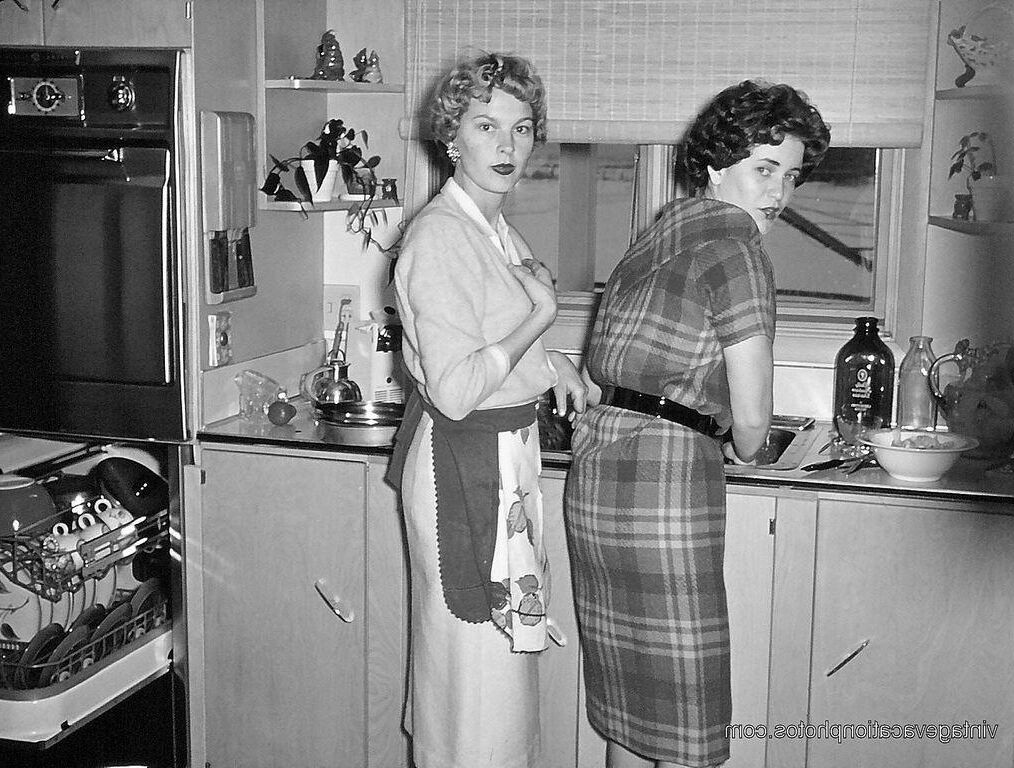 VINTAGE MATURE HOUSEWIVES