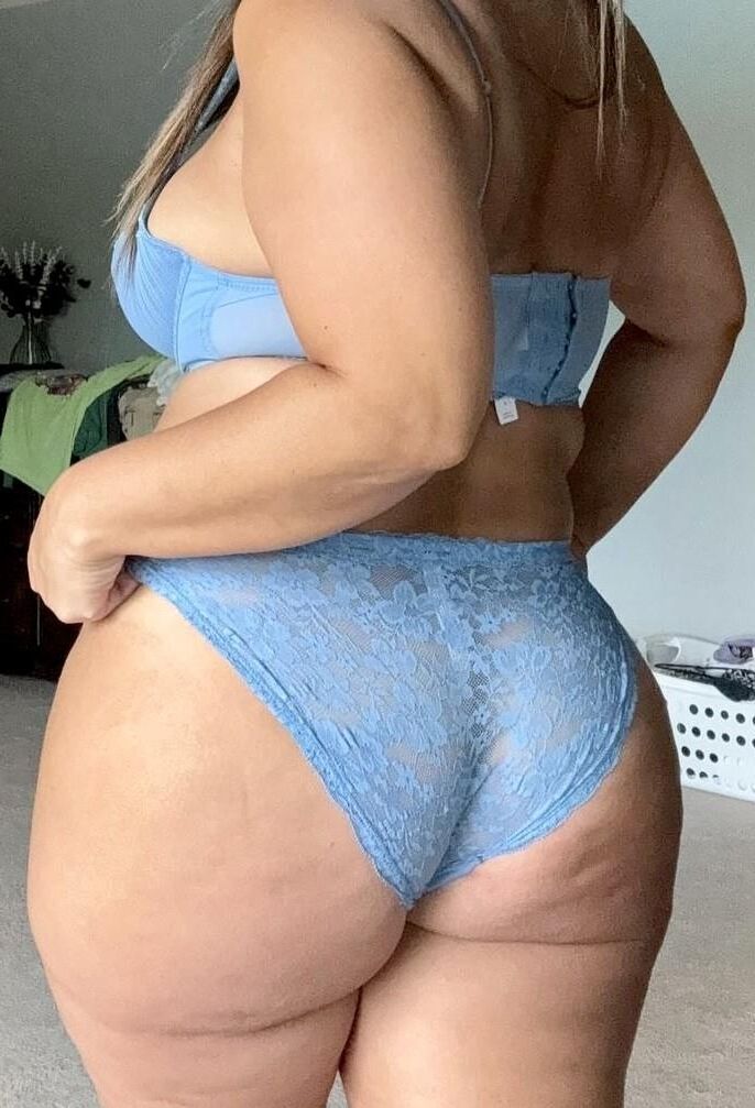 Kurvige blonde BBW-MILF