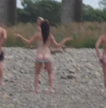 New Zealand bikini girl mooning 