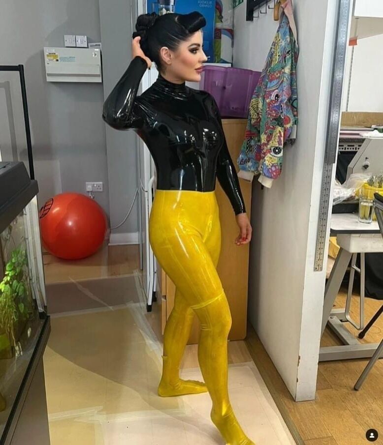 Female (pro) Rubber PVC Rubberdoll Fetish