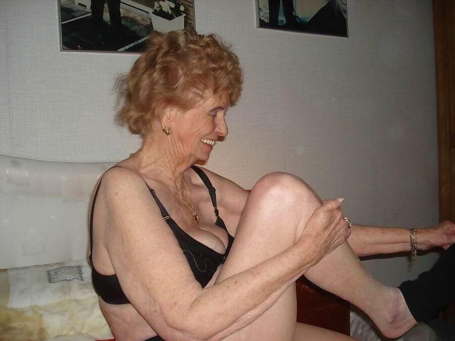 Abuela muy mayor pero todavía lista para el sexo