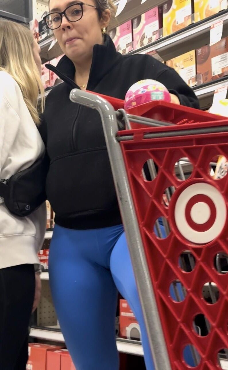 Chicas sinceras al azar en leggings no negros