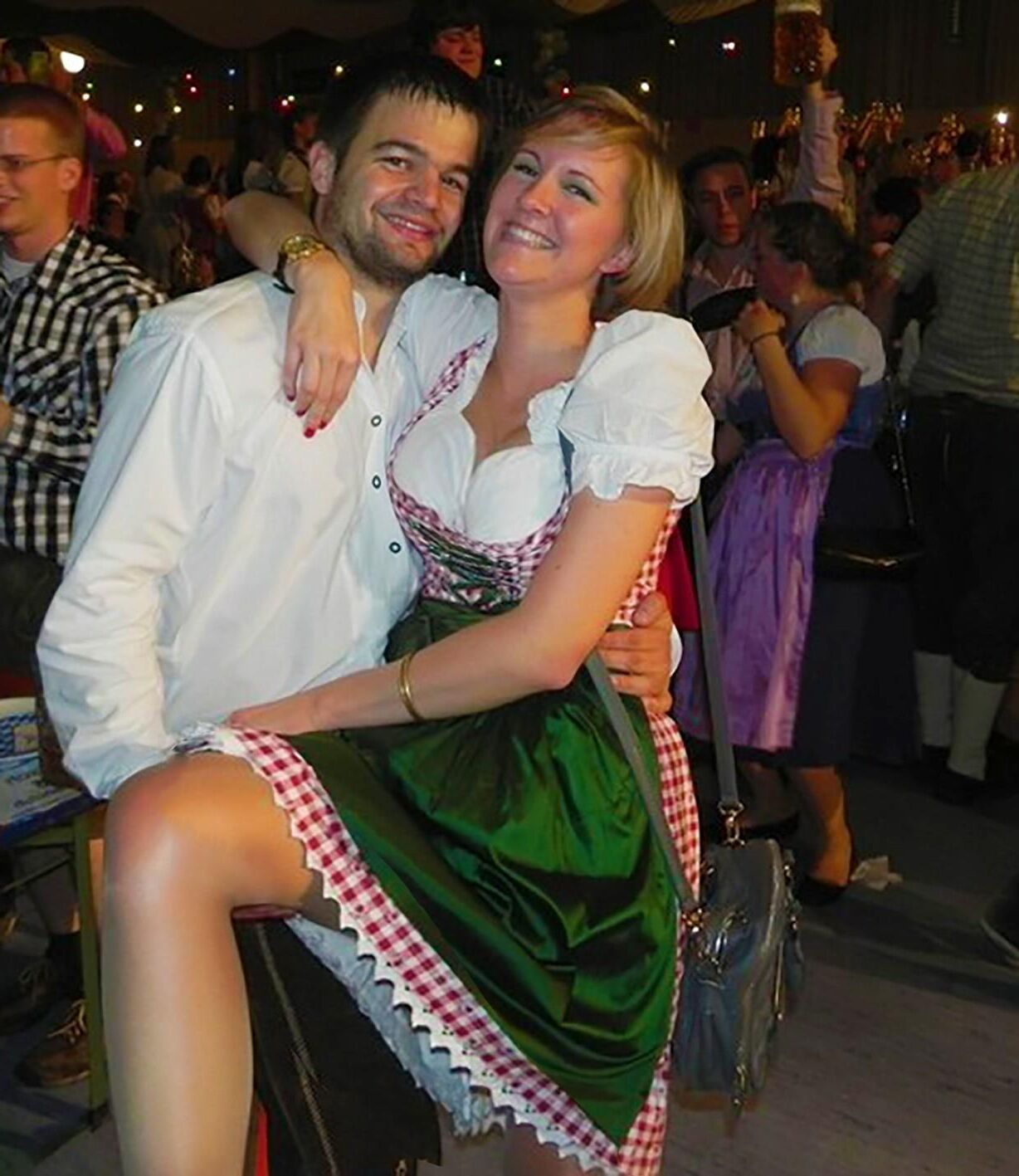 Fesche Madln im Dirndl zum Dreihundertneunundachtzigste`n