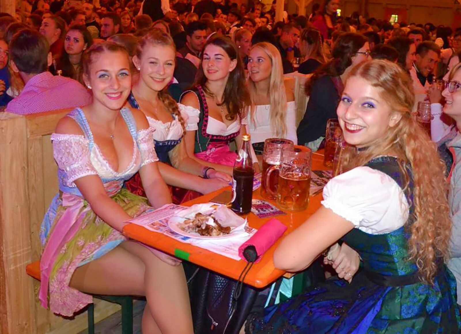 Fesche Madln im Dirndl zum Dreihundertneunundachtzigste`n