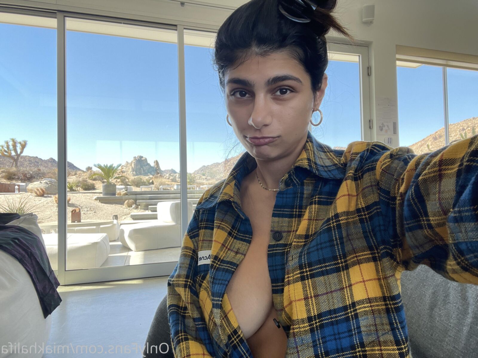 Mia khalifa still hot af