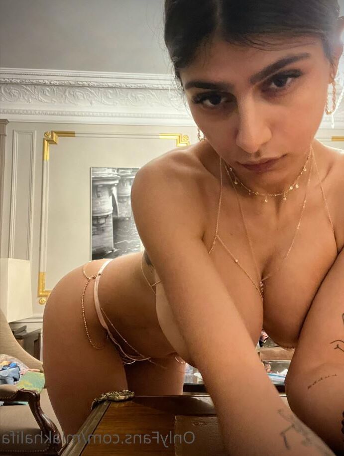 Mia khalifa still hot af