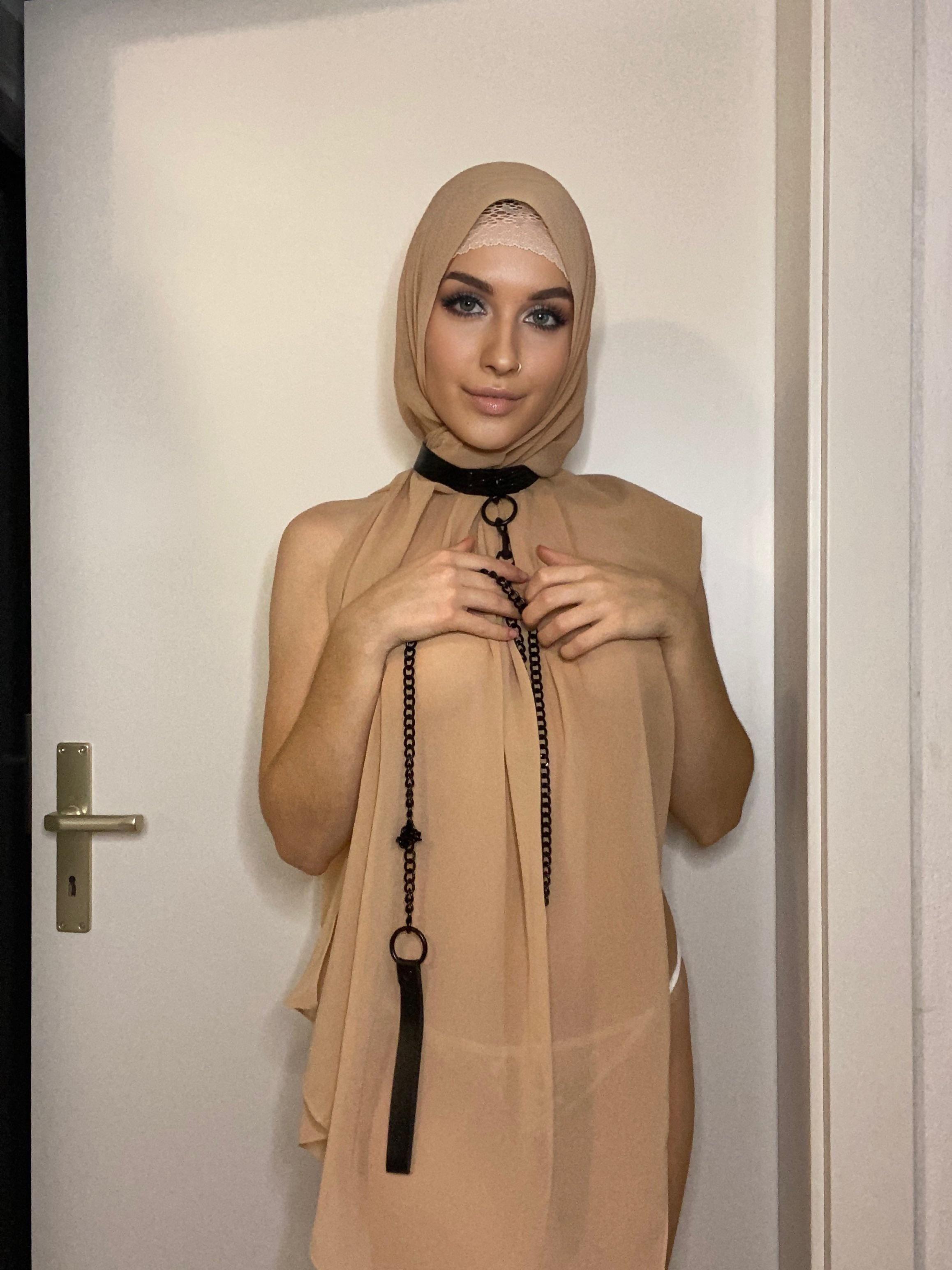 Beautiful Arab Hijabi Fareeha