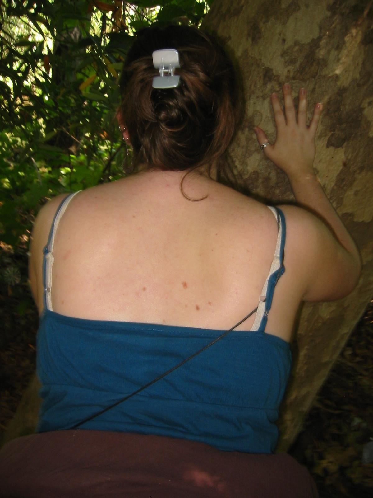 Laurel nue et jouant dans le parc où on peut la voir