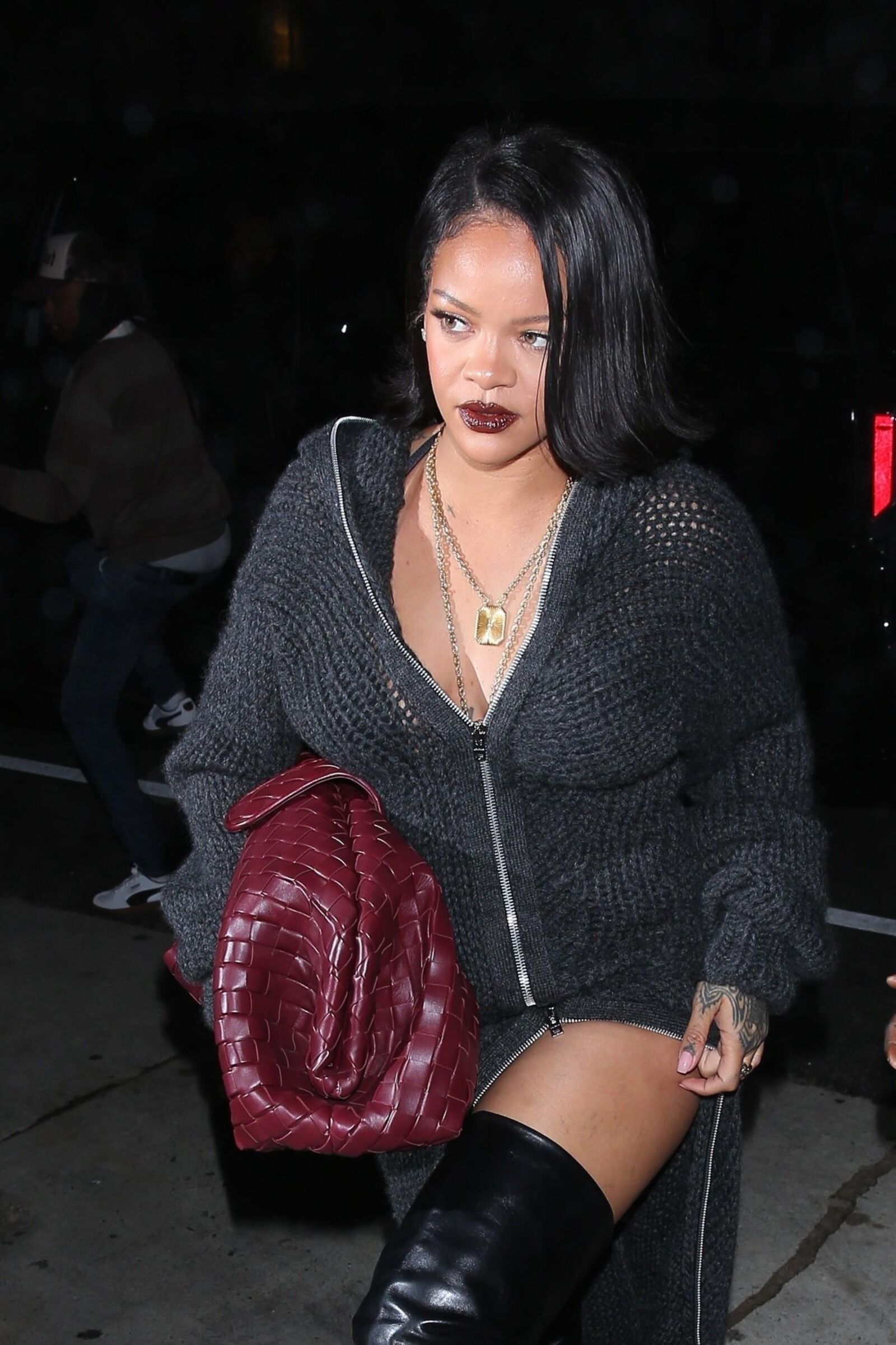 Rihanna muestra sus muslos mientras la ven saliendo de la cena