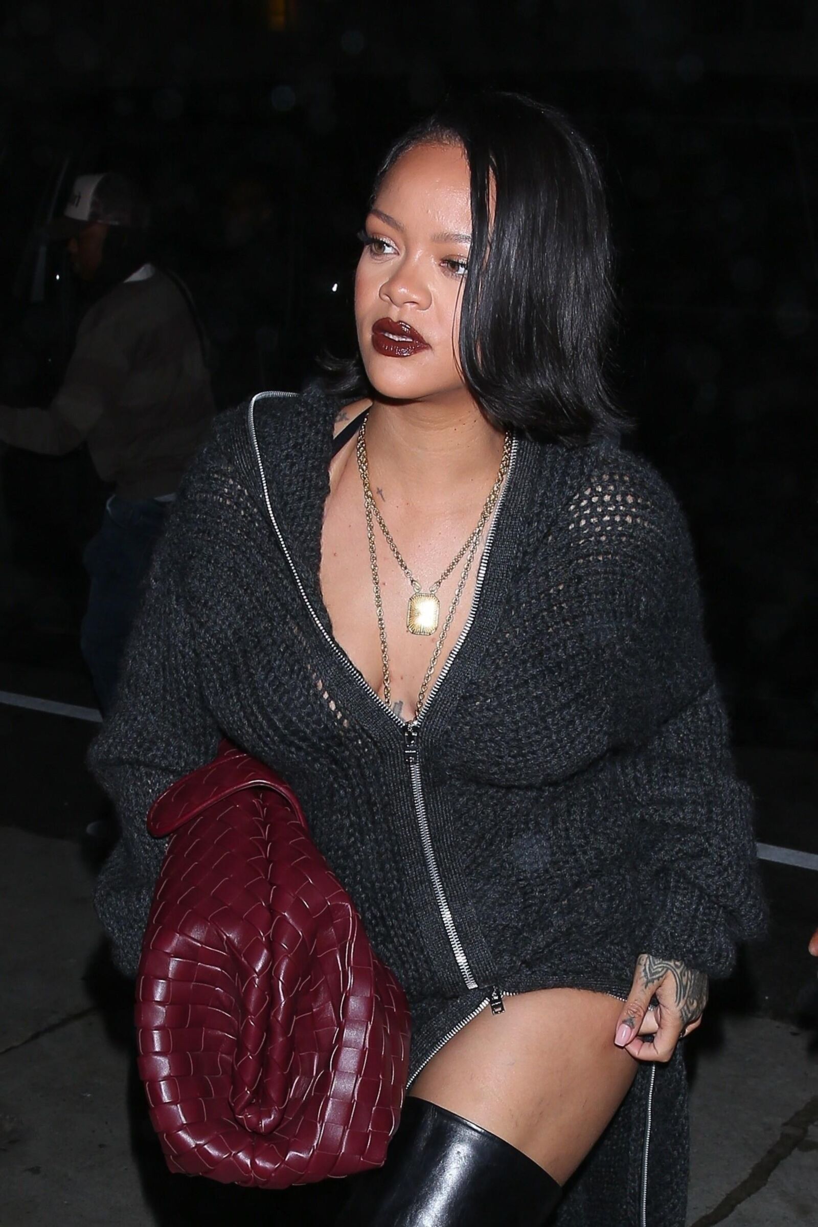 Rihanna muestra sus muslos mientras la ven saliendo de la cena