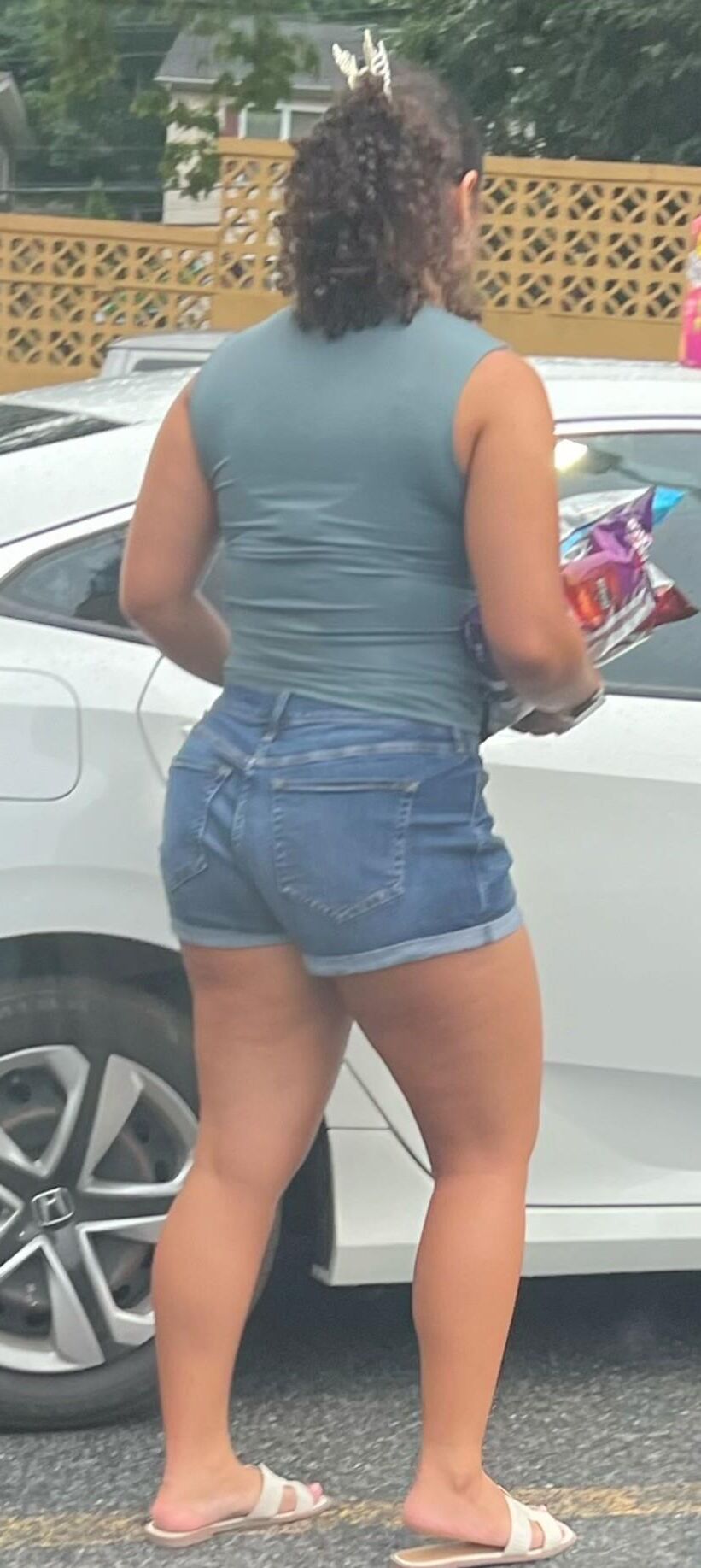 Cutoffs, daisy dukes in public