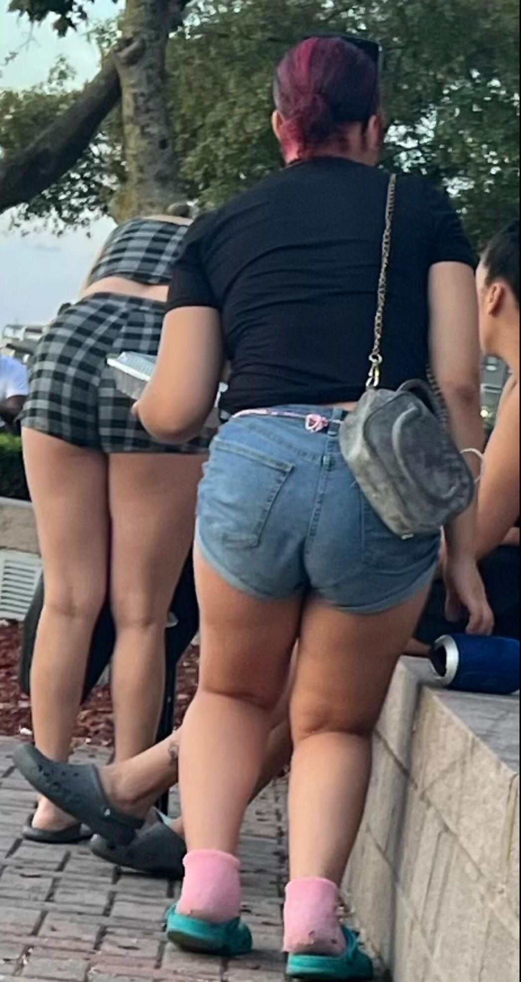 Cutoffs, daisy dukes in public