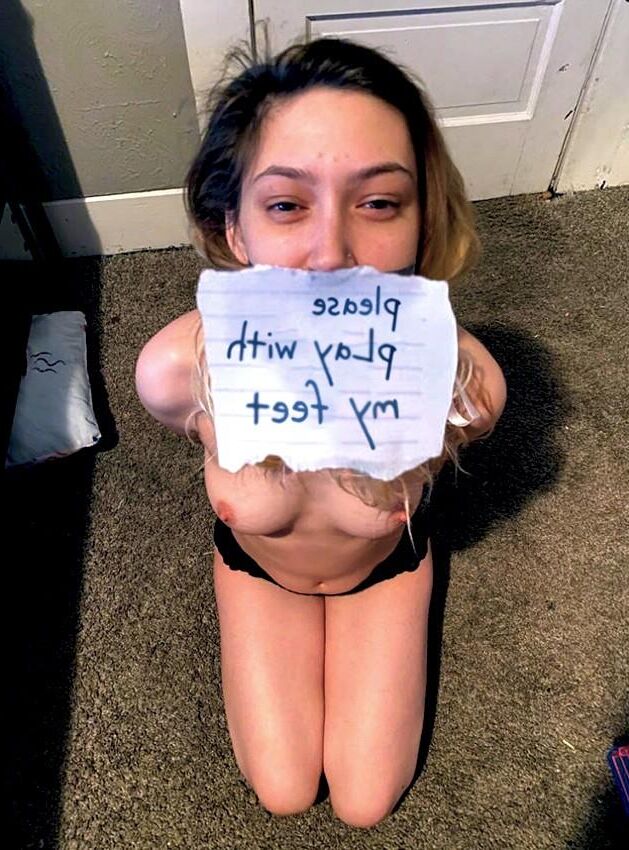 women accept to be humiliated in photos with a paper message