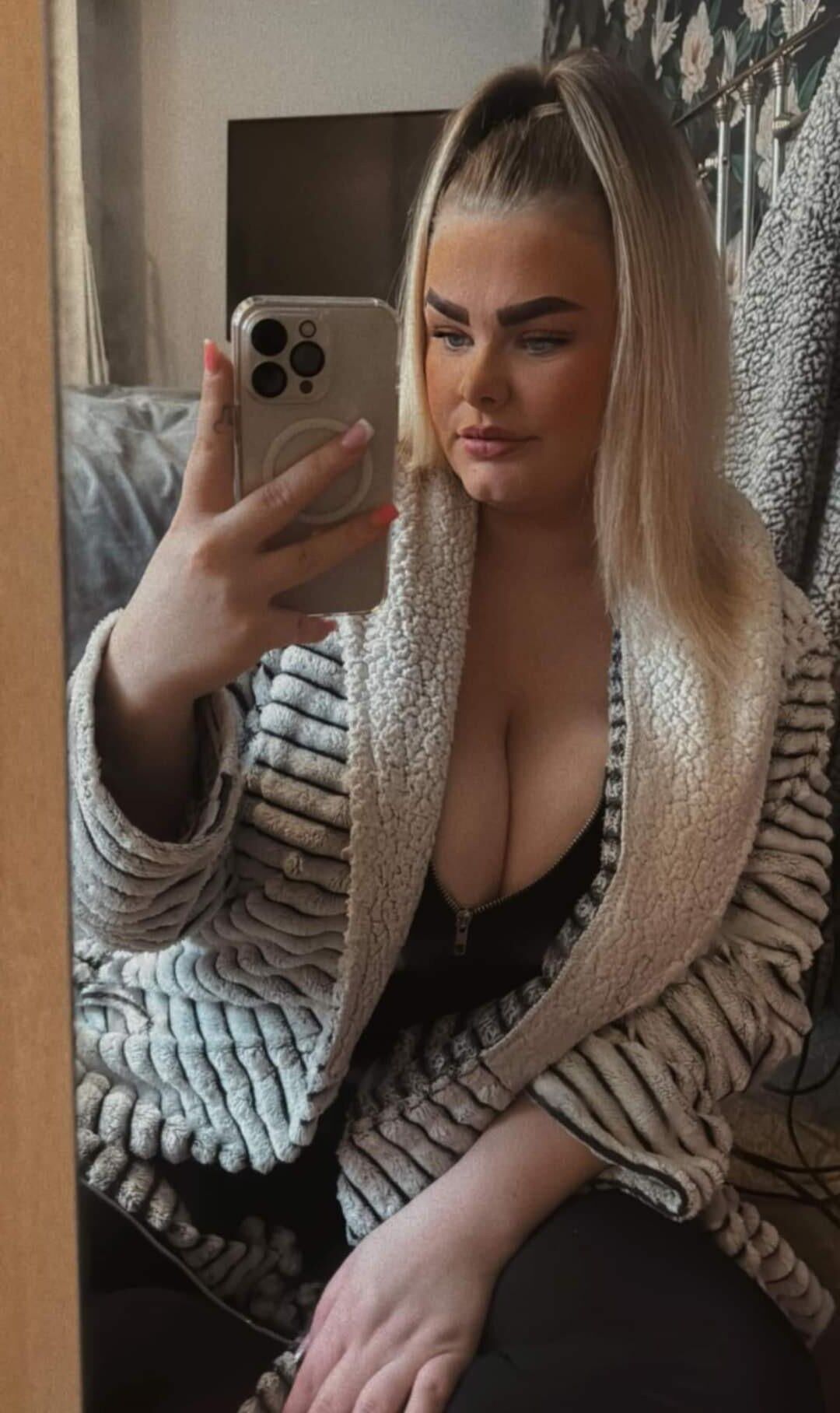 Rubia bimbo gordita chav enormes tetas