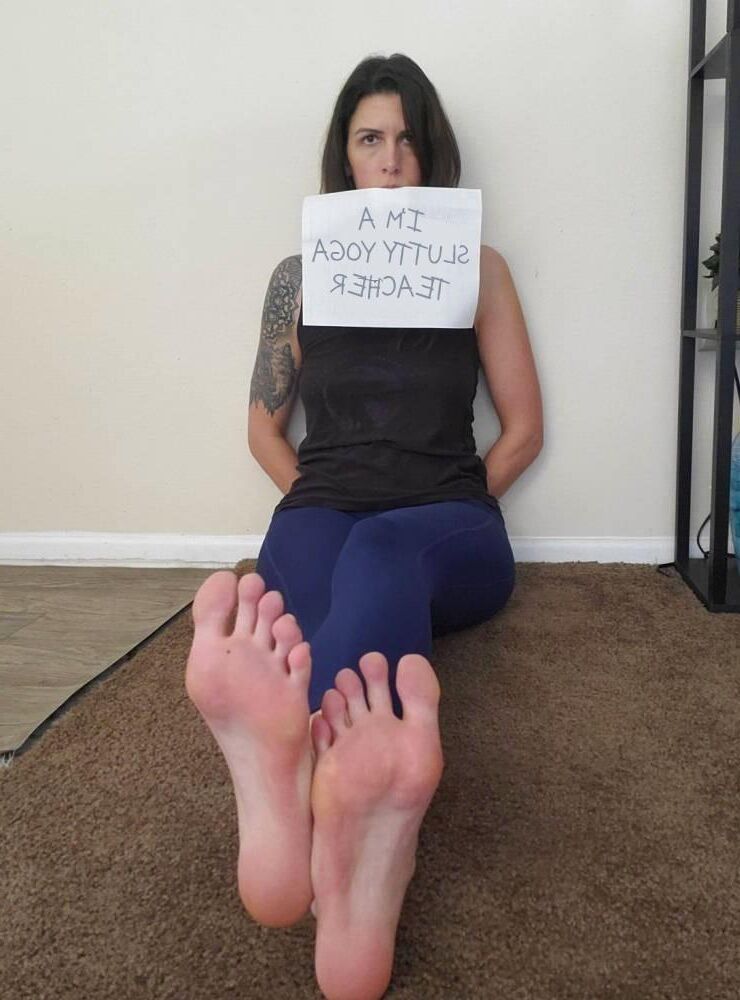 women accept to be humiliated in photos with a paper message