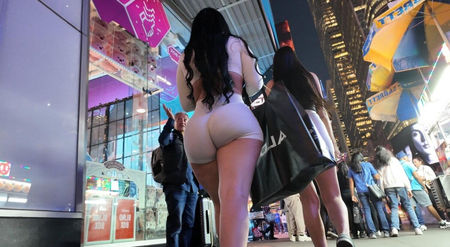 Latinaa rastejante em NY Times Square