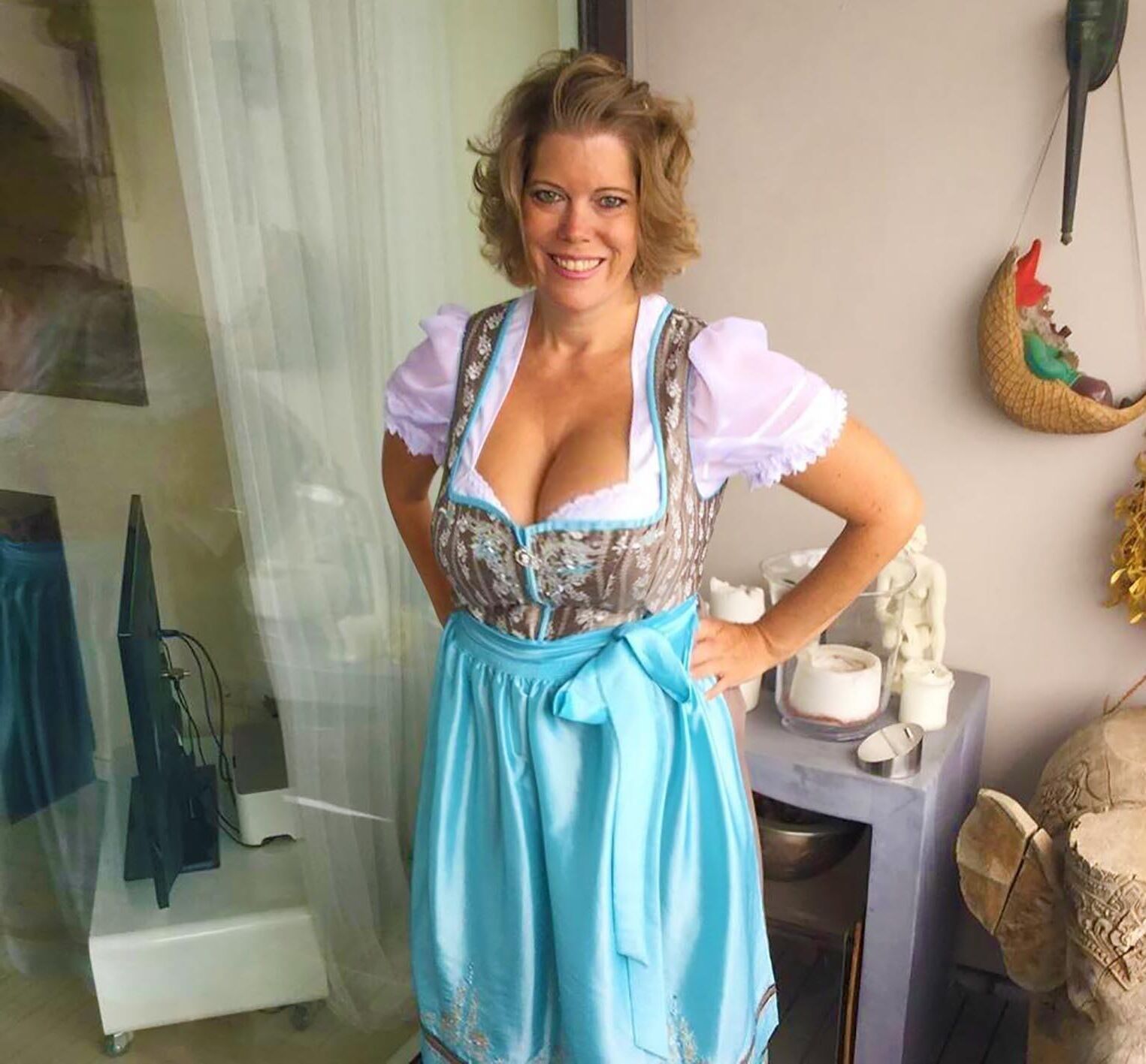 Fesche Madln im Dirndl zum Dreihundertneuzigste`n