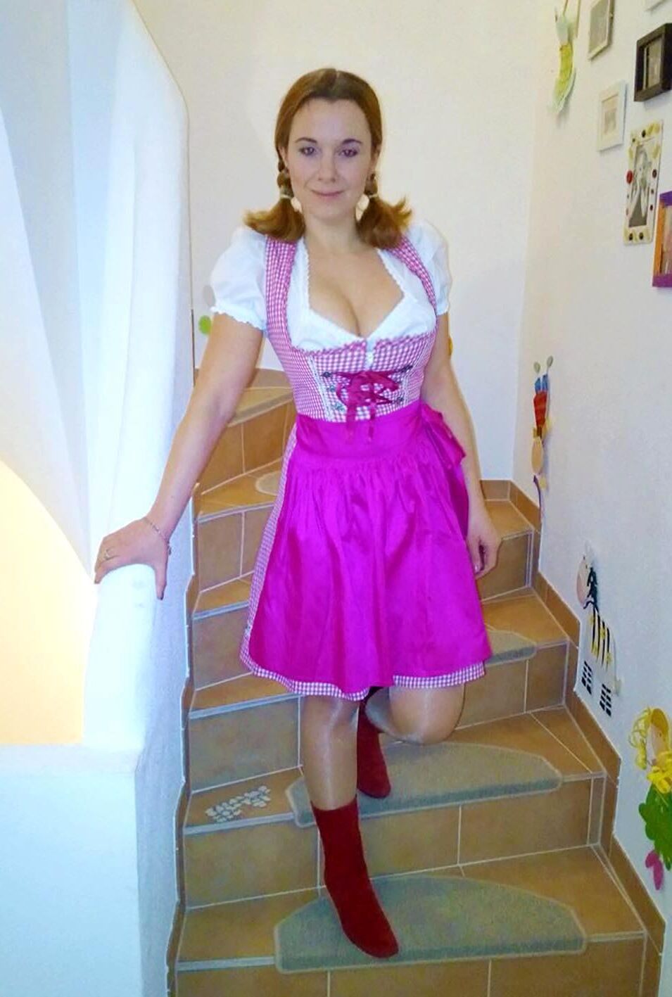 Fesche Madln im Dirndl zum Dreihundertneuzigste`n