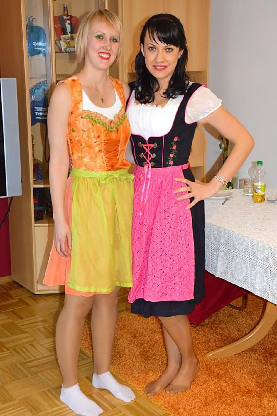 Fesche Madln im Dirndl zum Dreihundertneuzigste`n