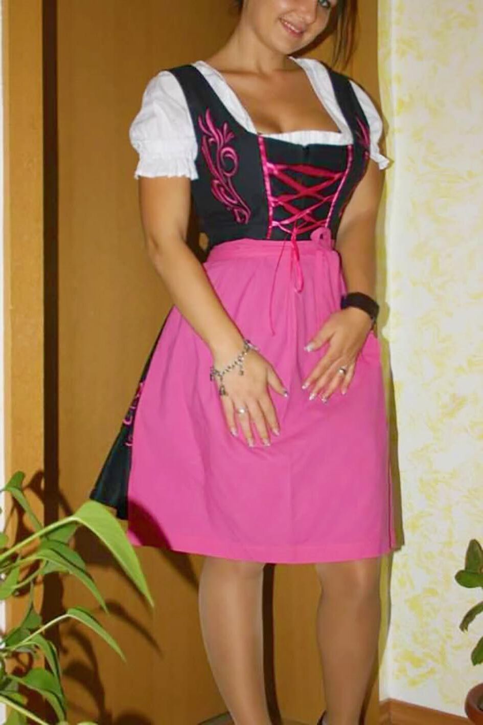 Fesche Madln im Dirndl zum Dreihundertneuzigste`n