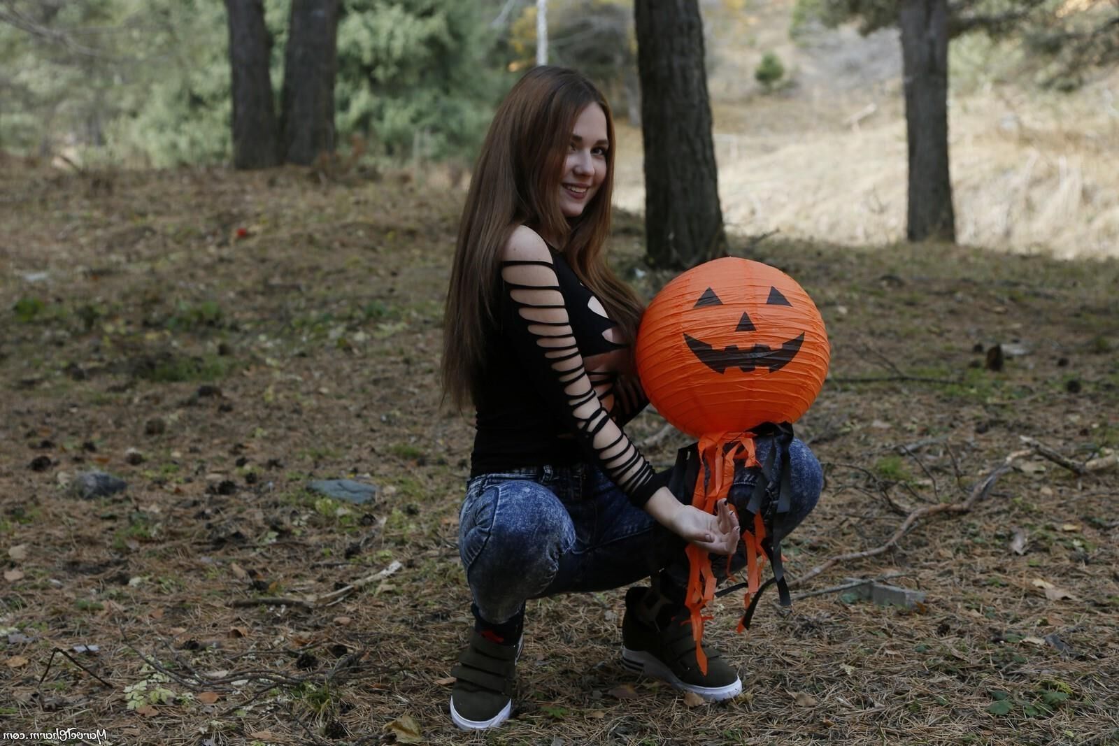 La maravillosa Mila desnudándose en el oscuro bosque de brujas