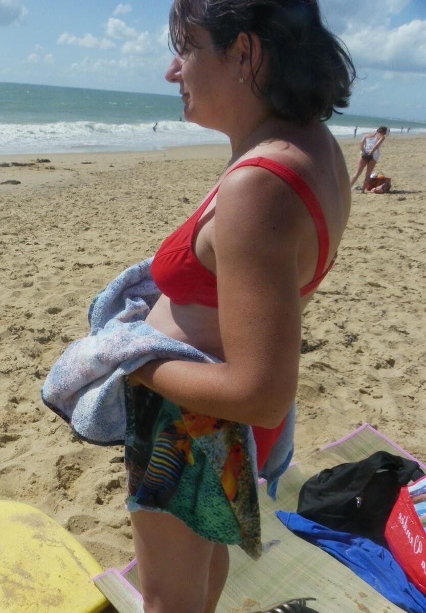 mujer fea en la playa