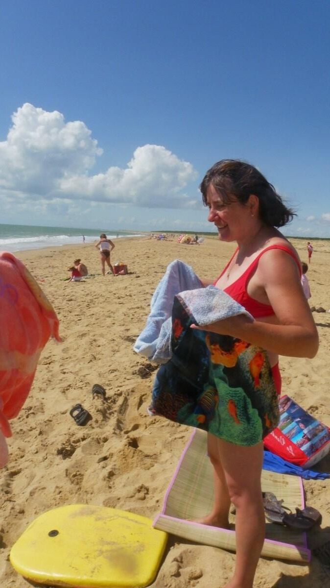 mujer fea en la playa