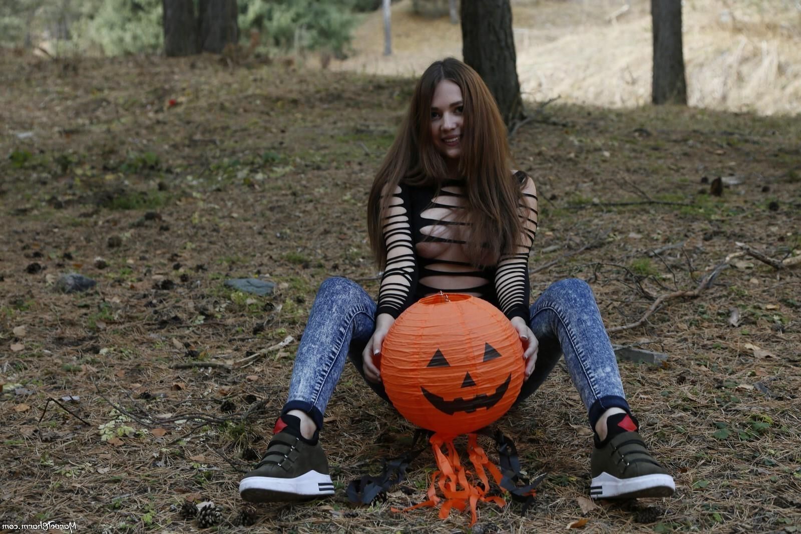 La maravillosa Mila desnudándose en el oscuro bosque de brujas