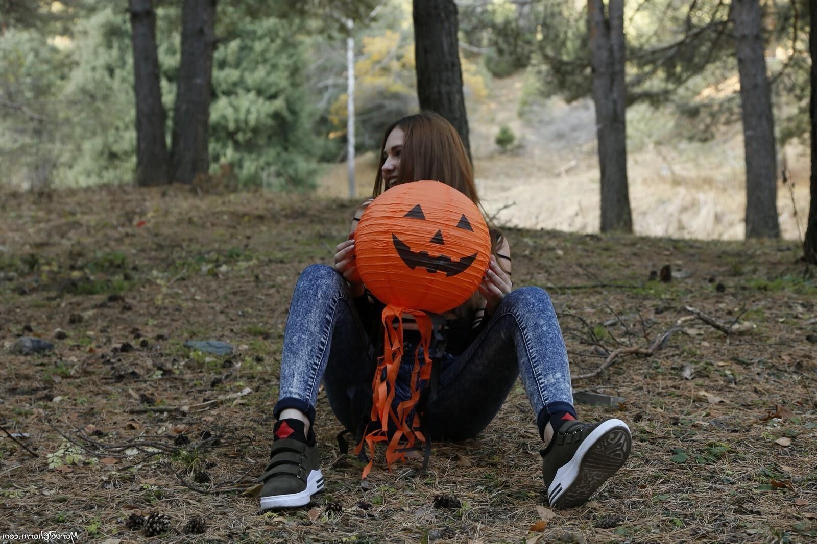 La maravillosa Mila desnudándose en el oscuro bosque de brujas