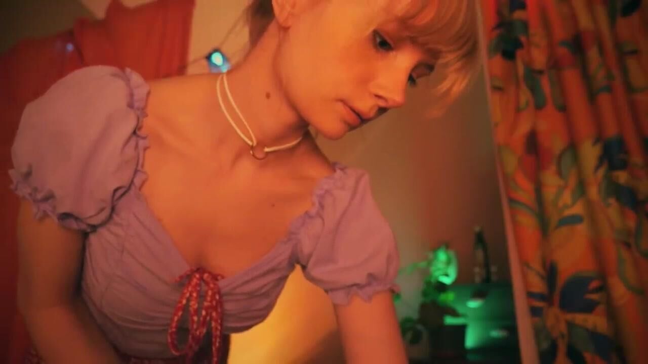 ブルーウィスパーズASMR 煙のように熱いボディを持つペールジンジャー。