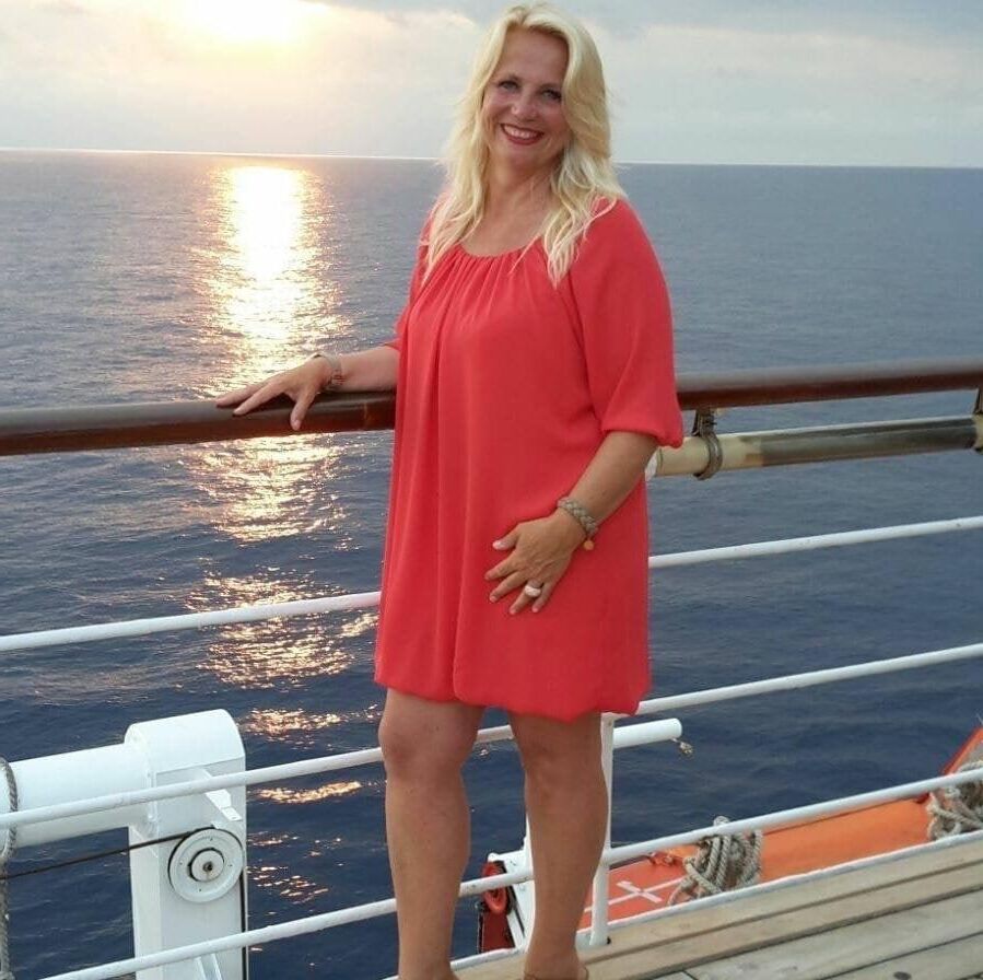 Cruise ship cougars and MILFs 