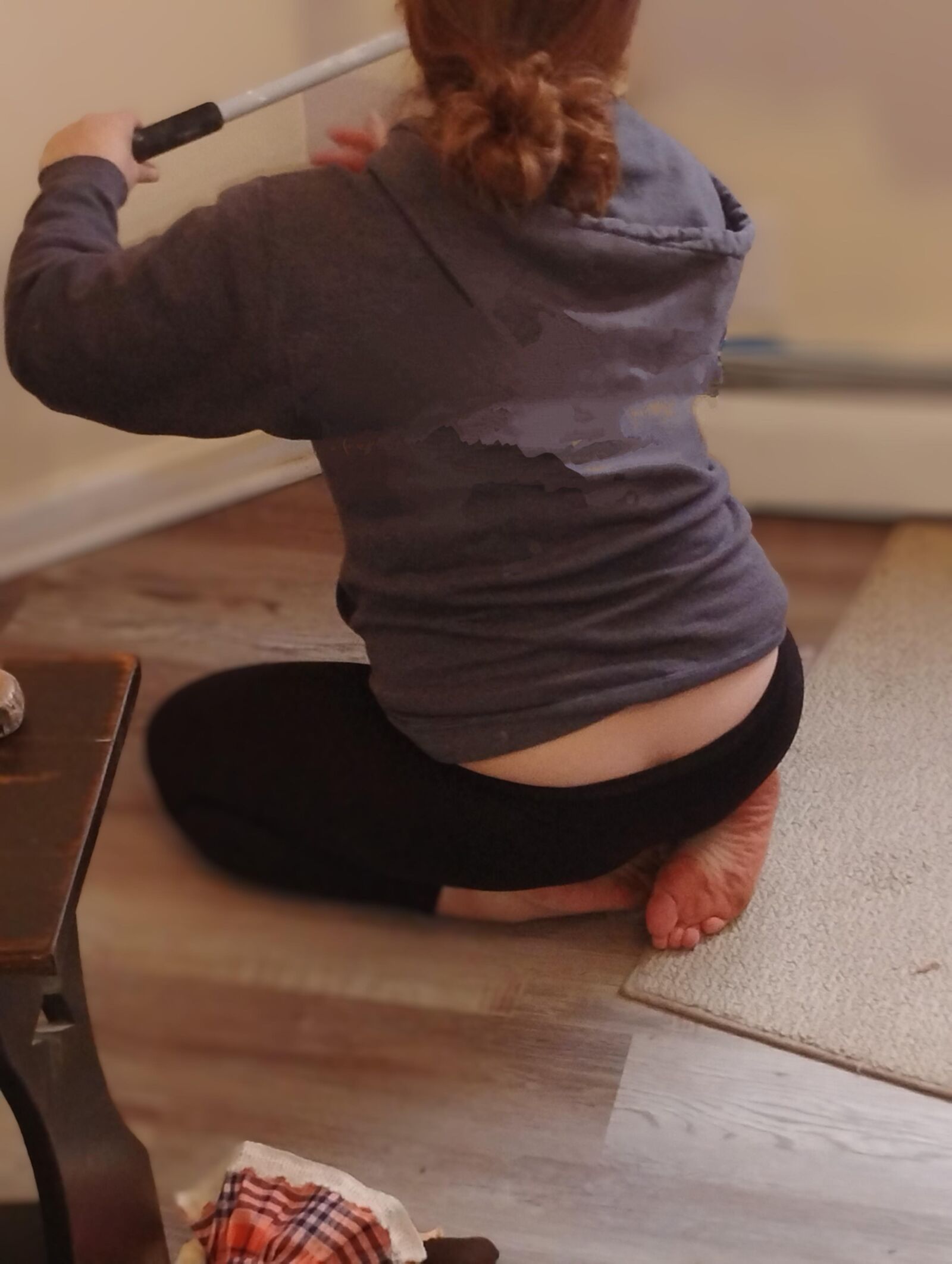 Pregnant Wife's Ass Crack On Display 