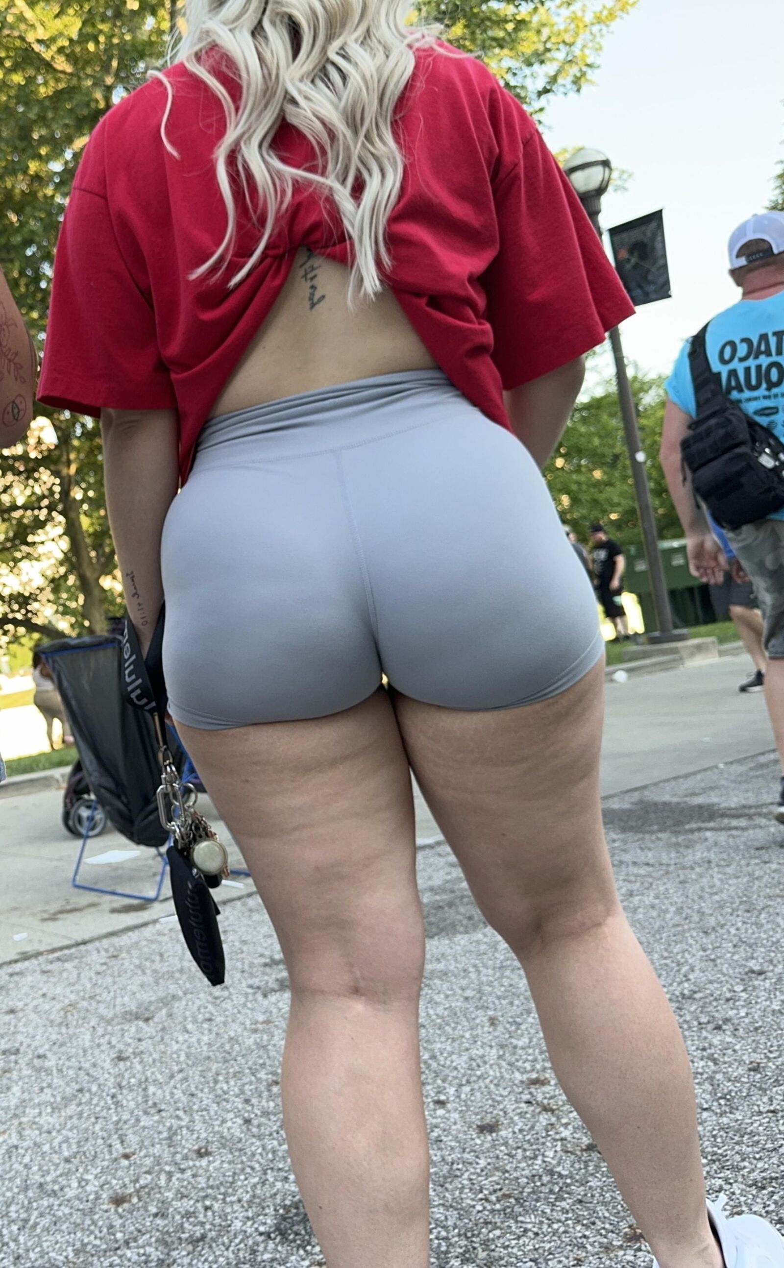 Rubia PAWG con camisa atada para mostrar su culo gordo