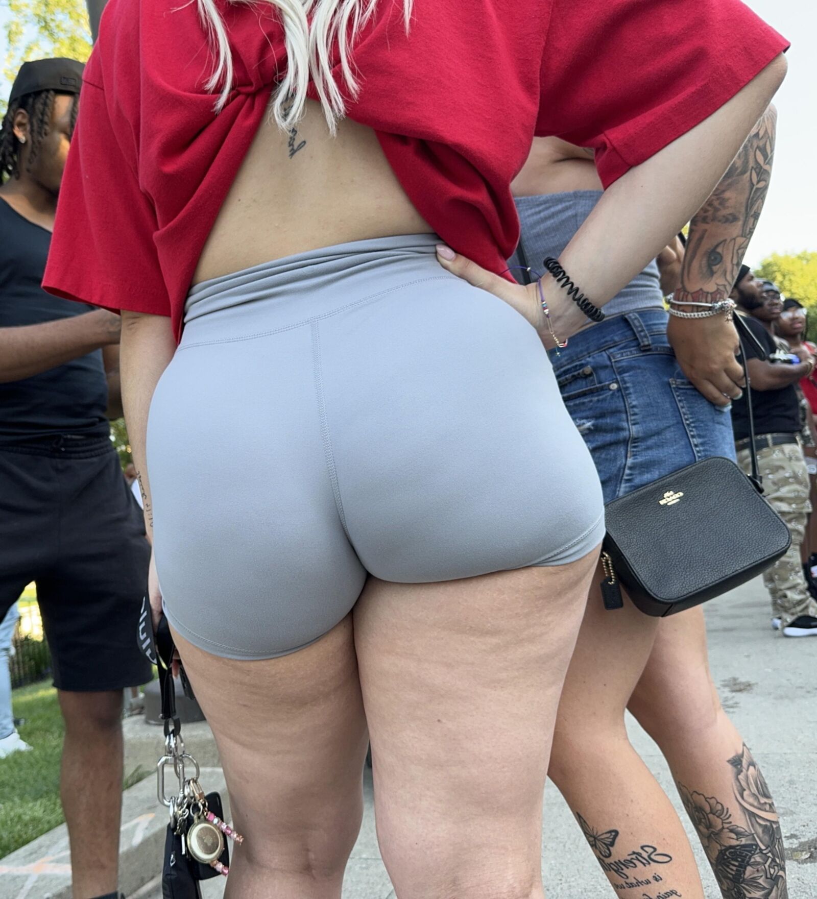 Rubia PAWG con camisa atada para mostrar su culo gordo