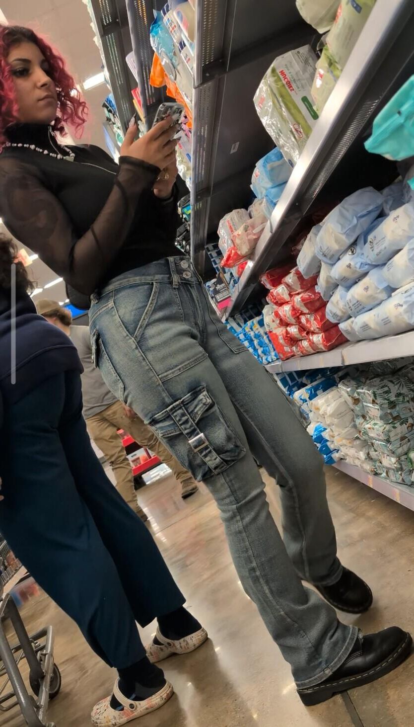 Chicas con botín pequeño vs grande al azar y sinceras en jeans