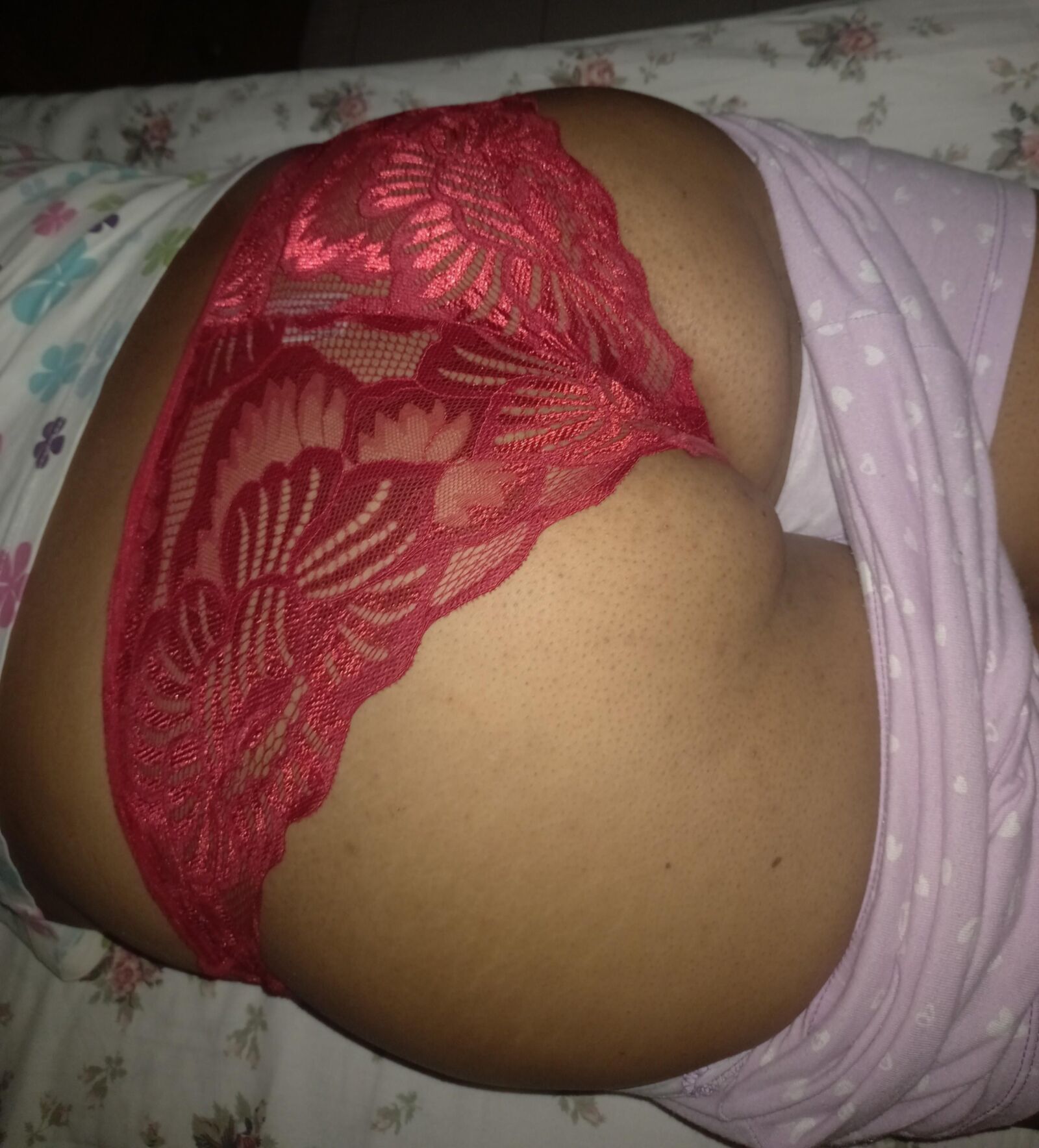 La tanga roja de mi esposa gordita