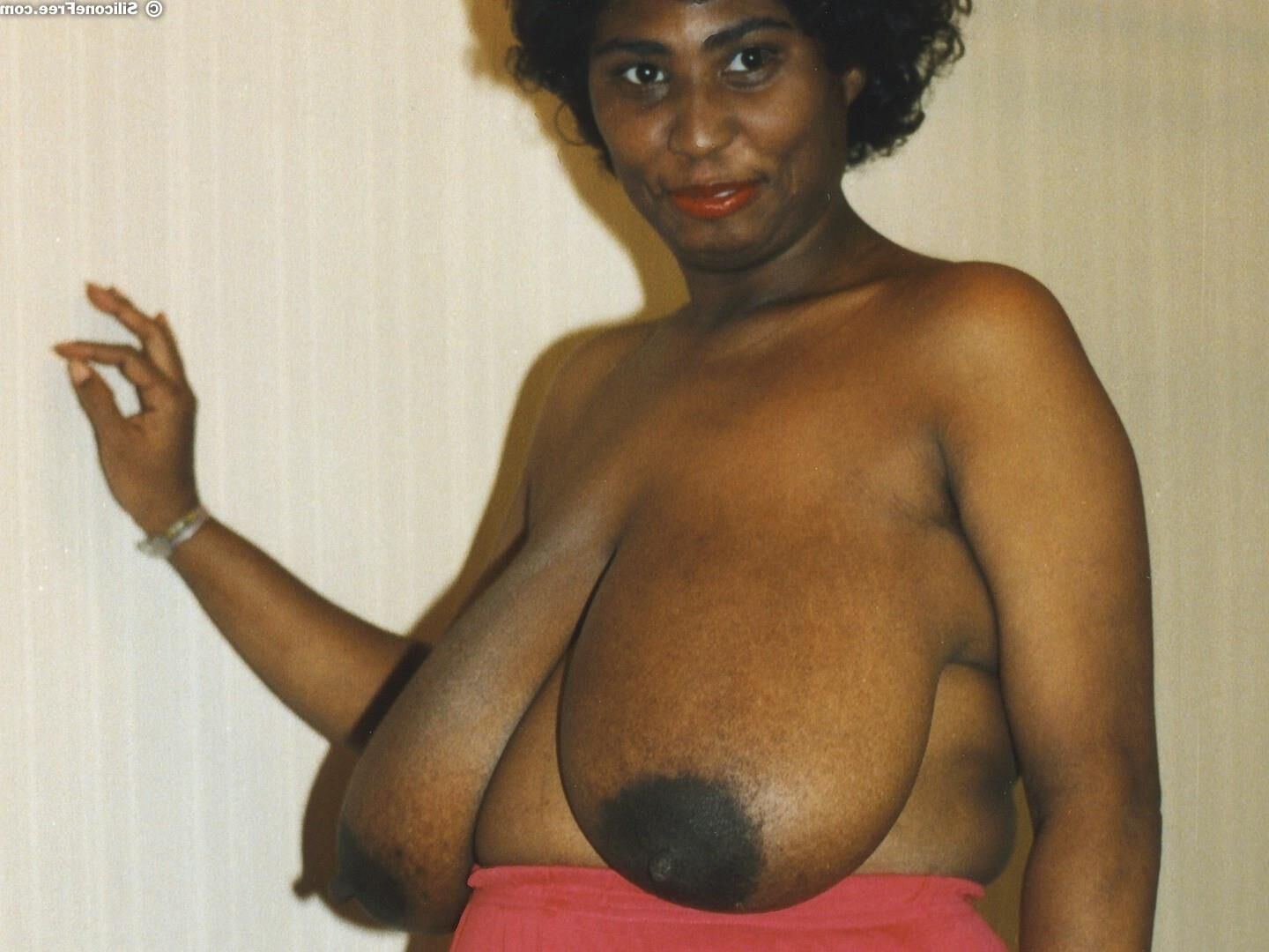 Cindy 3 Chica negra tetona aprieta sus tetas cargadas de leche