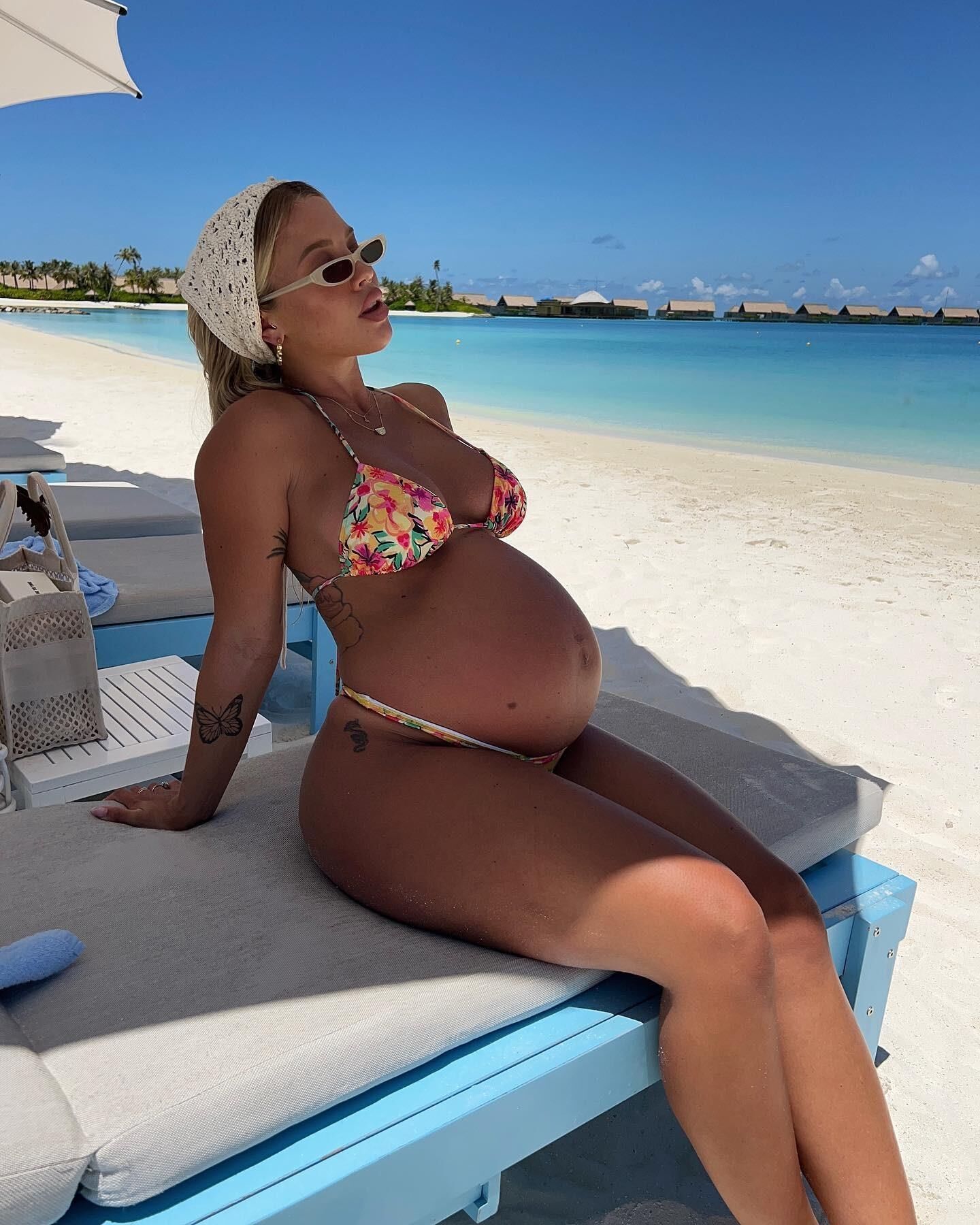 Pregnant amateur mom Tammy in bikini