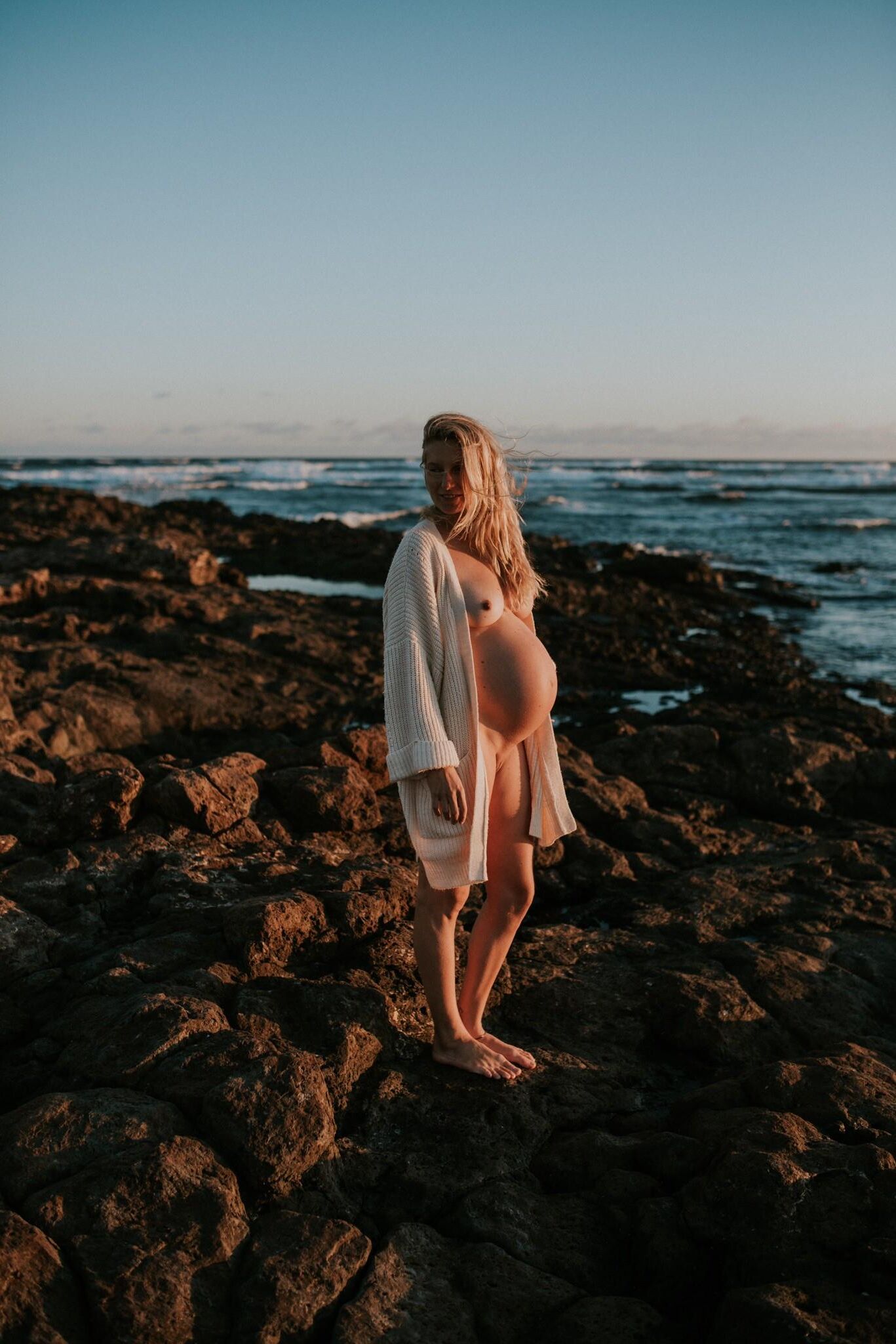 セクシーな妊娠中の妻の芸術的なプロの写真